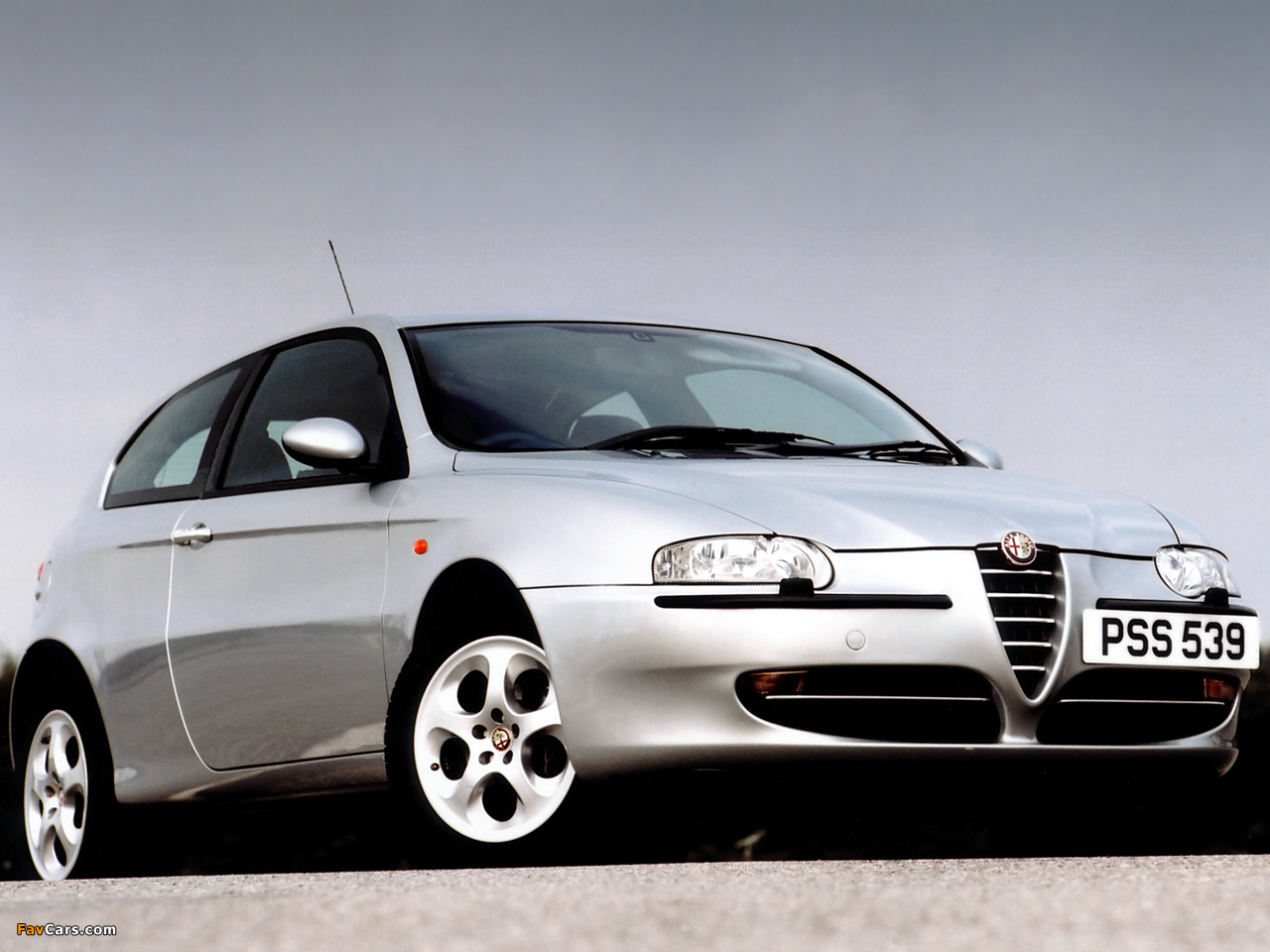Images of Alfa Romeo 147 3-door UK-spec 937A (2001–2004) (1280 x 960)
