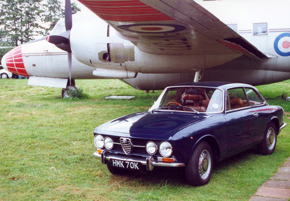 Photos of Alfa Romeo 1750 GT Veloce UK-spec 105 (1970–1971)