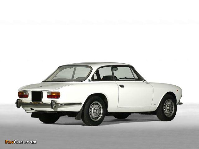Alfa Romeo 2000 GT Veloce 105 (1971–1976) images (640 x 480)