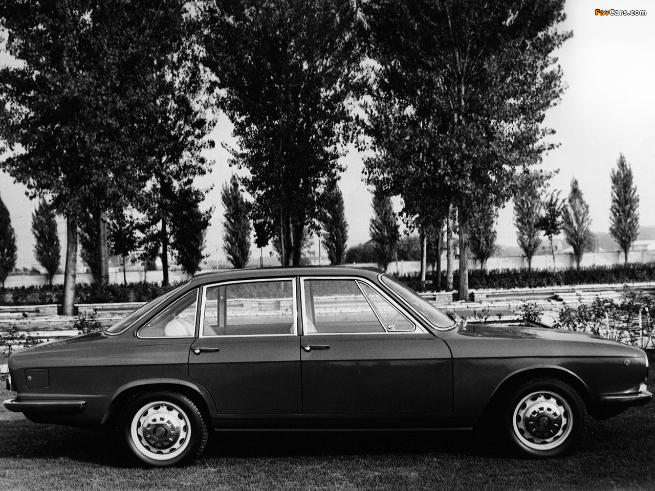 Photos of Alfa Romeo 2600 De Luxe 106 (1965–1967) (1280 x 960)