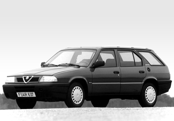 Pictures of Alfa Romeo Sport Wagon 907 (1990–1994)