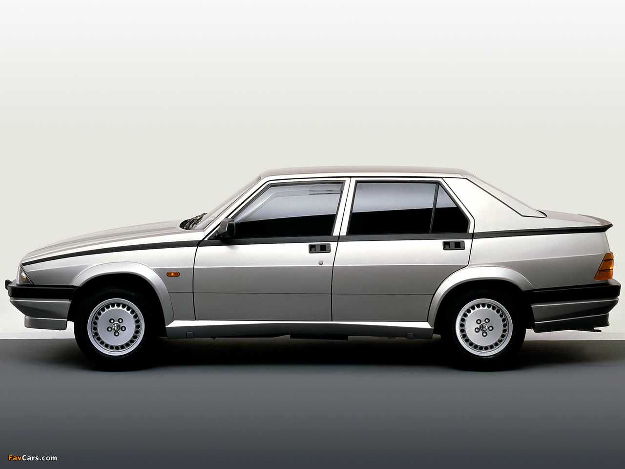 Images of Alfa Romeo 75 2.0 Twin Spark 162B (1987–1988) (1280 x 960)