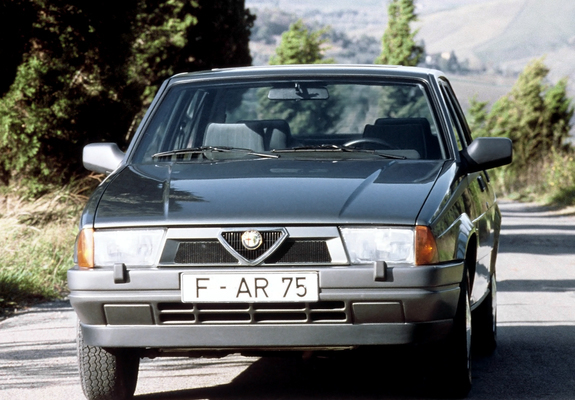 Photos of Alfa Romeo 75 162B (1988–1992)