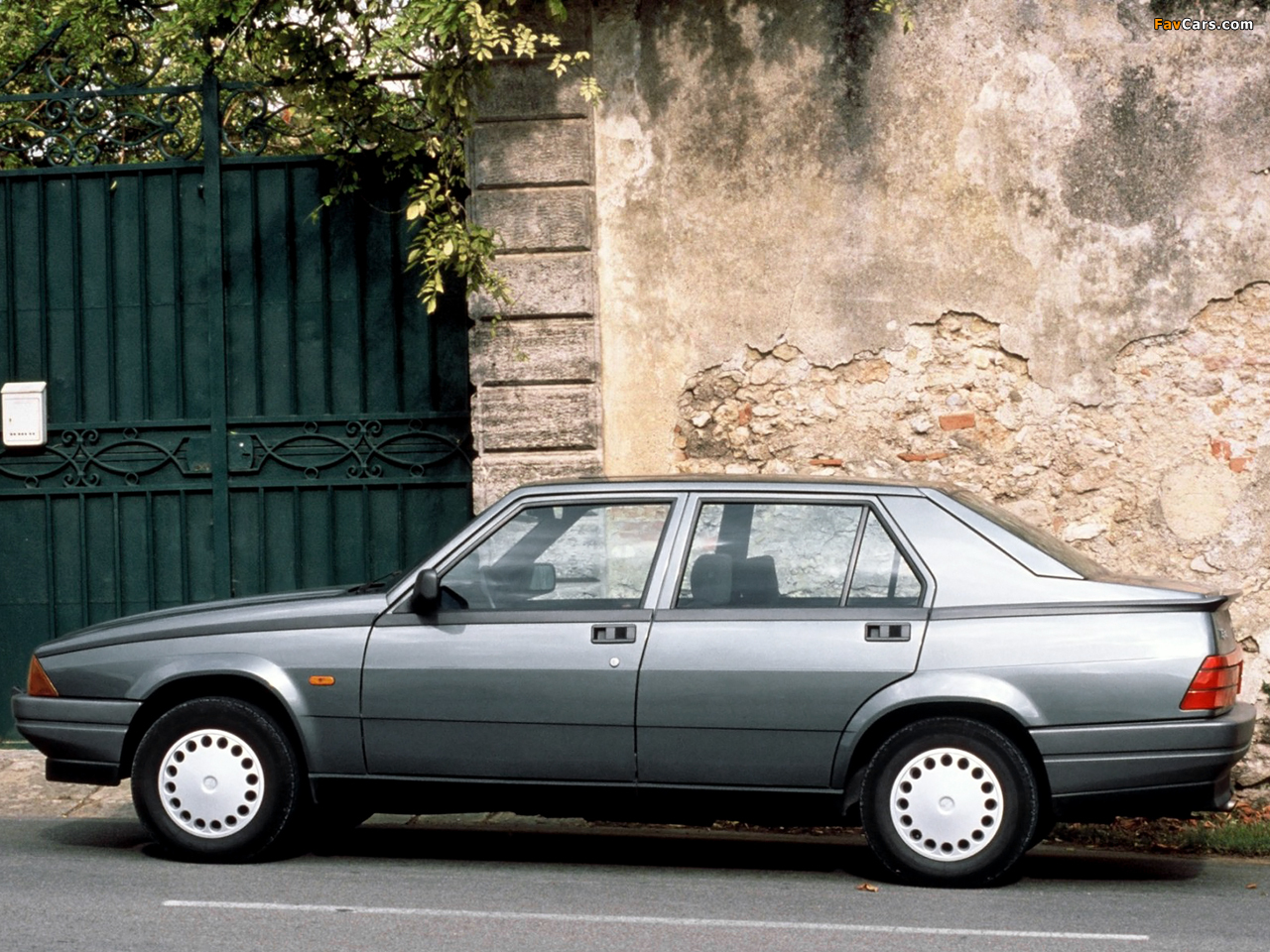 Photos of Alfa Romeo 75 162B (1988–1992) (1280 x 960)