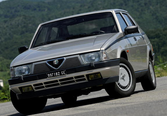 Pictures of Alfa Romeo 75 162B (1985–1988)