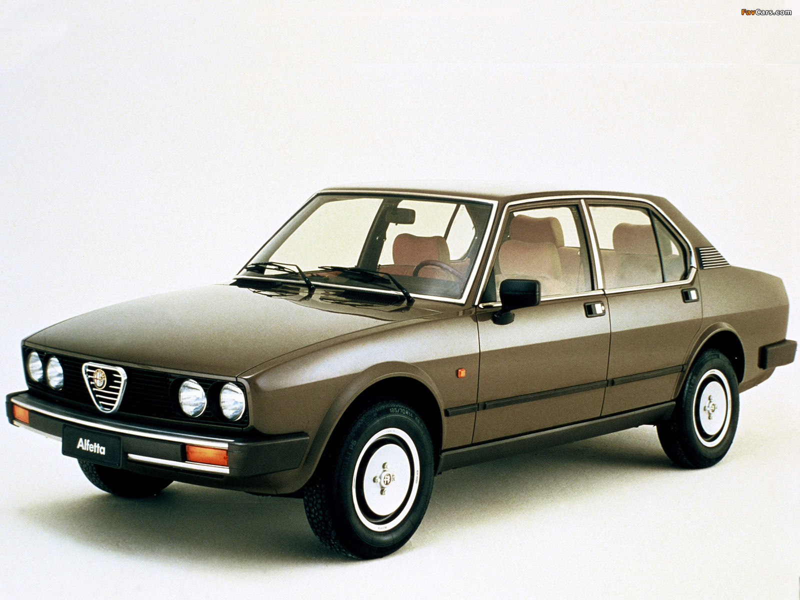 Alfa Romeo Alfetta 2.0i Quadrifoglio Oro 116 (1982–1983) photos (1600 x 1200)