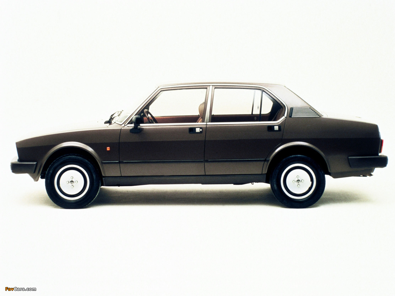 Photos of Alfa Romeo Alfetta 2.0i Quadrifoglio Oro 116 (1982–1983) (1280 x 960)