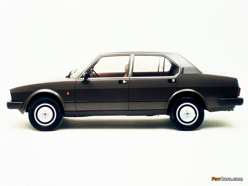 Photos of Alfa Romeo Alfetta 2.0i Quadrifoglio Oro 116 (1982–1983) (800 x 600)