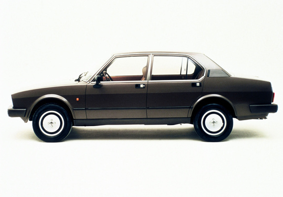 Photos of Alfa Romeo Alfetta 2.0i Quadrifoglio Oro 116 (1982–1983)