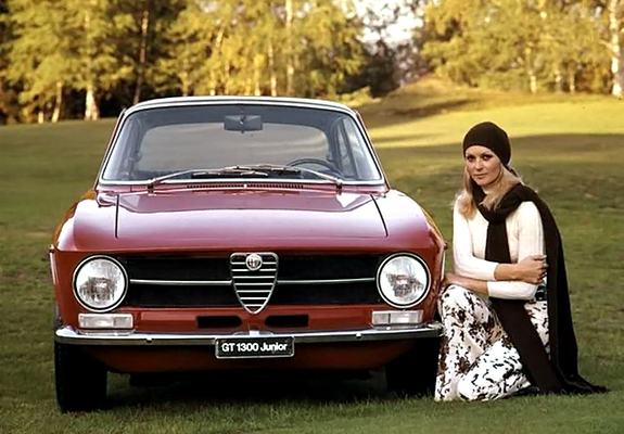 Pictures of Alfa Romeo GT 1300 Junior 105 (1971–1974)