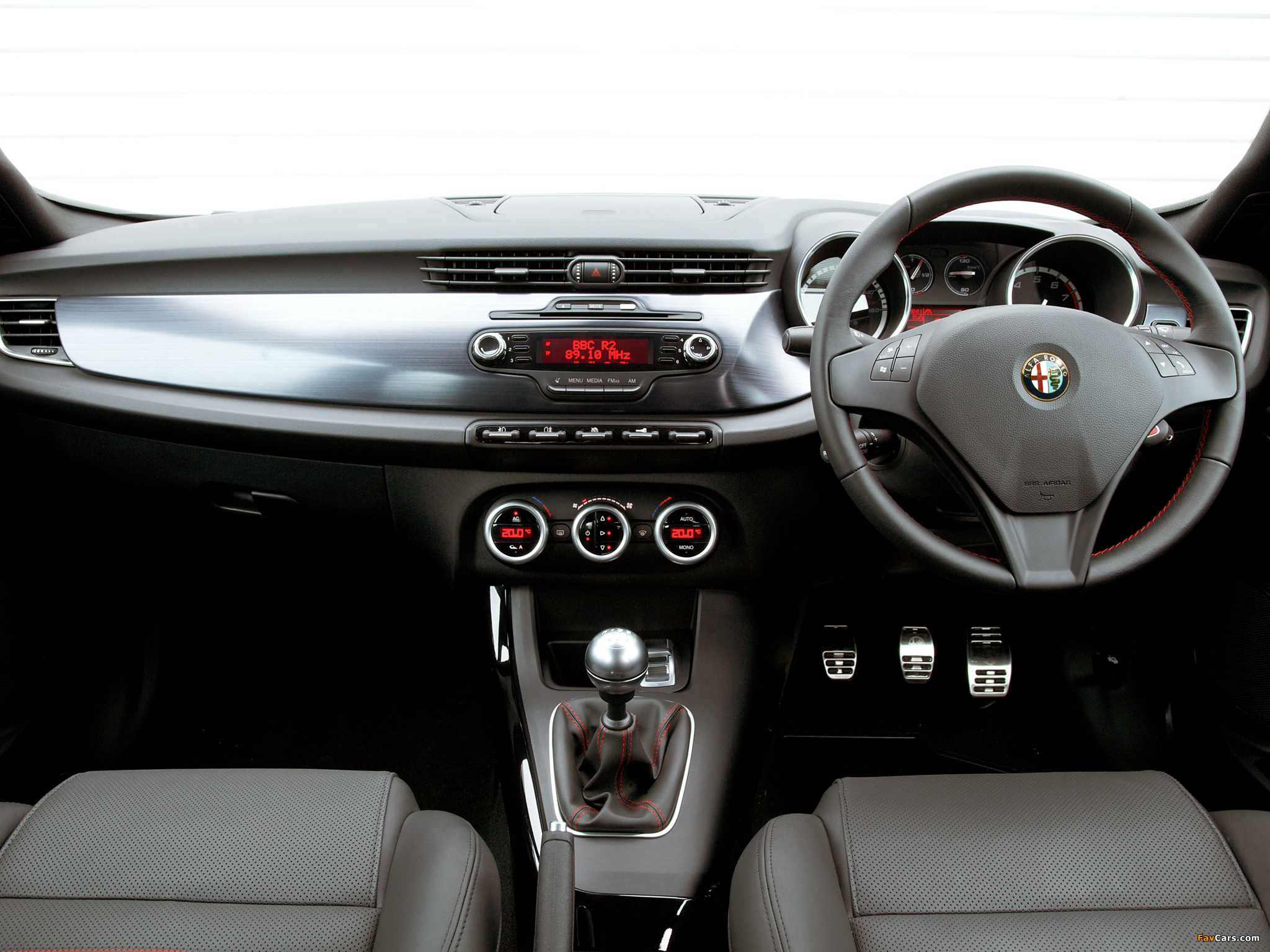 Images of Alfa Romeo Giulietta Cloverleaf 940 (2010) (2048 x 1536)