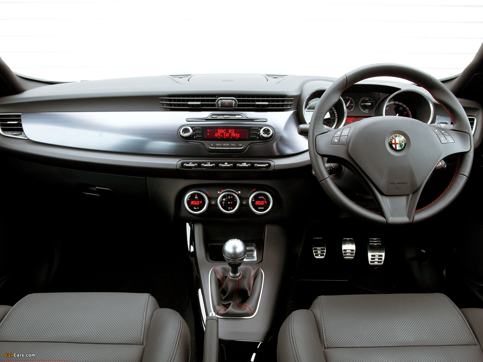 Images of Alfa Romeo Giulietta Cloverleaf 940 (2010) (1600 x 1200)