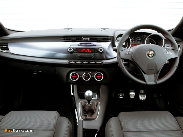 Images of Alfa Romeo Giulietta Cloverleaf 940 (2010) (640 x 480)