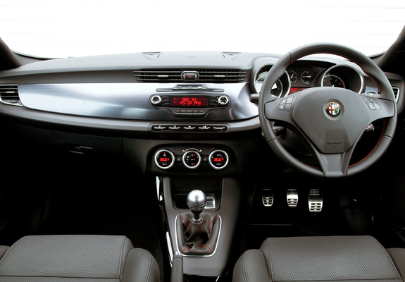 Images of Alfa Romeo Giulietta Cloverleaf 940 (2010)