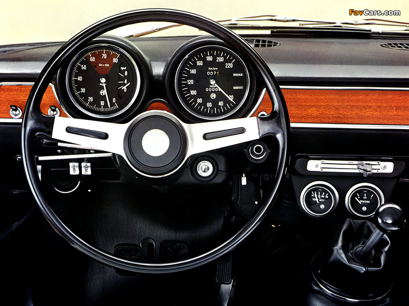 Photos of Alfa Romeo GT 1300 Junior 105 (1966–1971) (800 x 600)