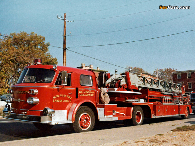 American LaFrance 900 Series Turbo Chief with Seattle (1961) wallpapers (640 x 480)