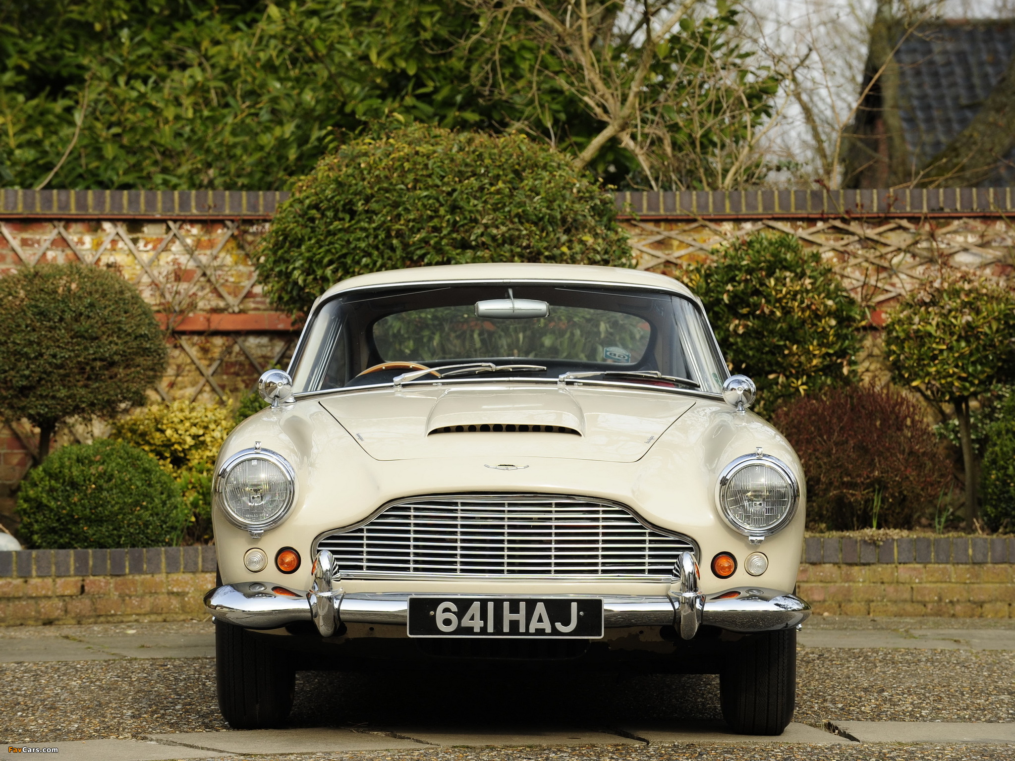 Photos of Aston Martin DB4 UK-spec IV (1961–1962) (2048 x 1536)