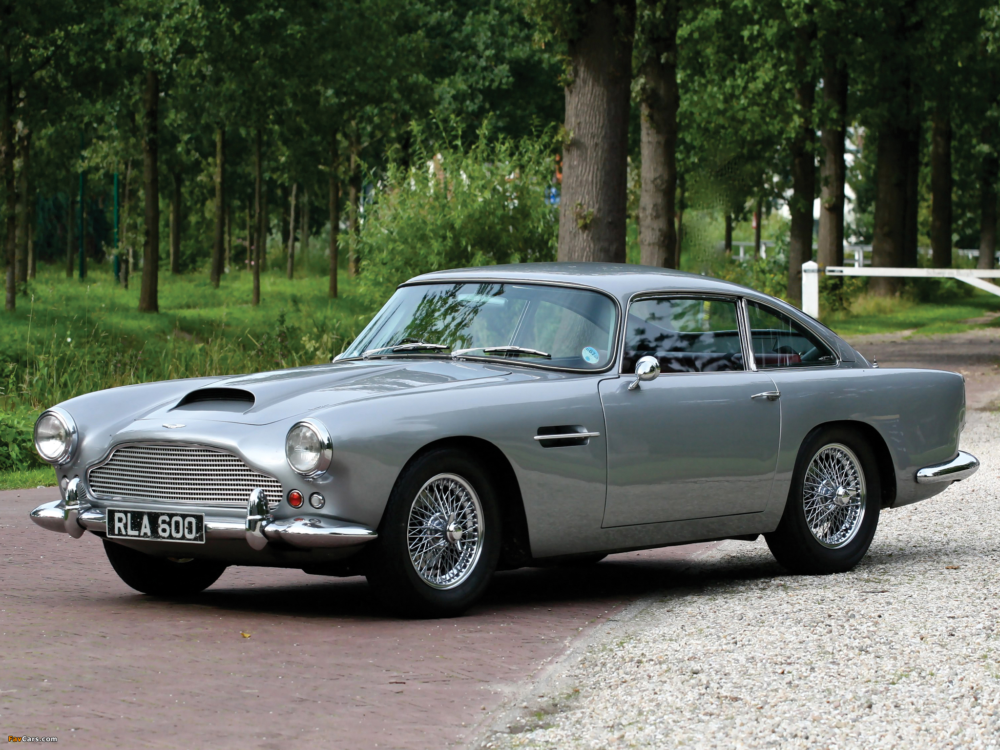 Pictures of Aston Martin DB4 UK-spec (1958–1961) (2048 x 1536)
