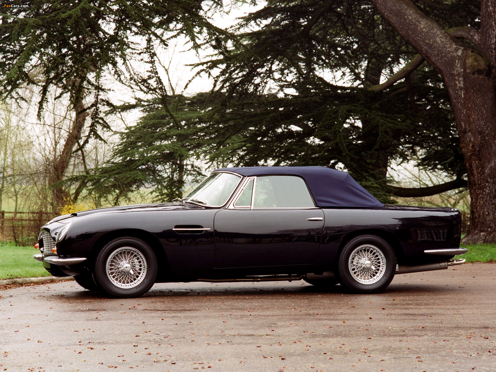Photos of Aston Martin DB6 Volante UK-spec (1965–1969) (2048 x 1536)