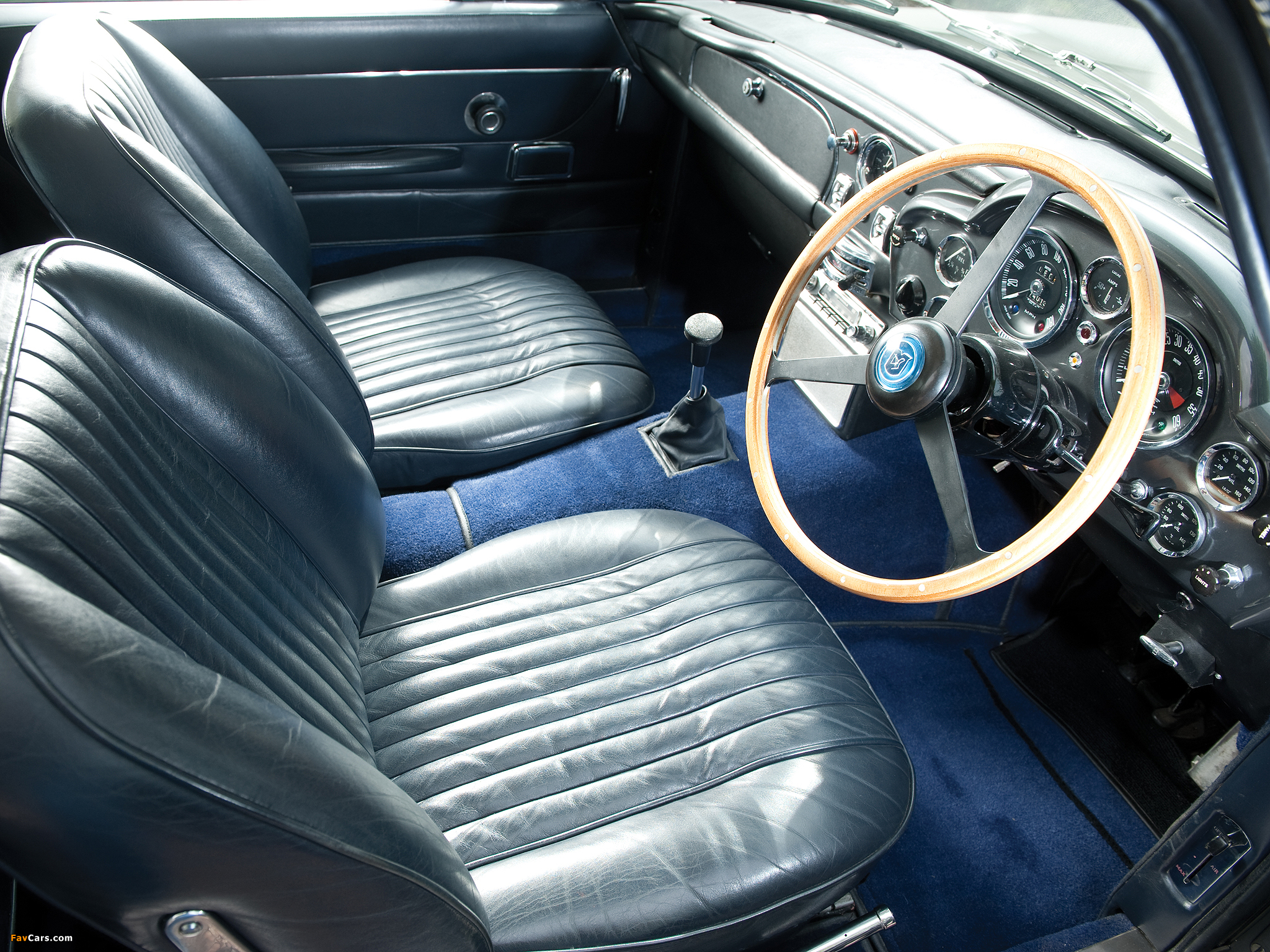 Pictures of Aston Martin DB6 Vantage UK-spec (1965–1970) (2048 x 1536)