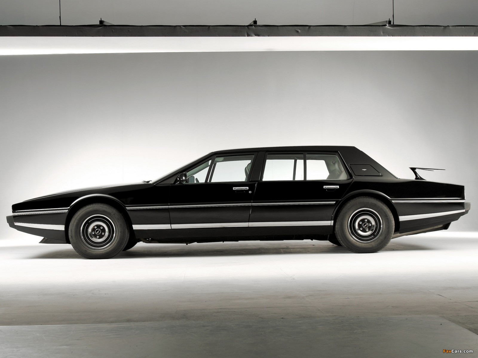 Pictures of Aston Martin Lagonda Limousine by Tickford (1984) (1600 x 1200)