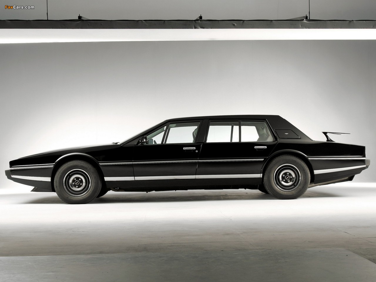 Pictures of Aston Martin Lagonda Limousine by Tickford (1984) (1280 x 960)