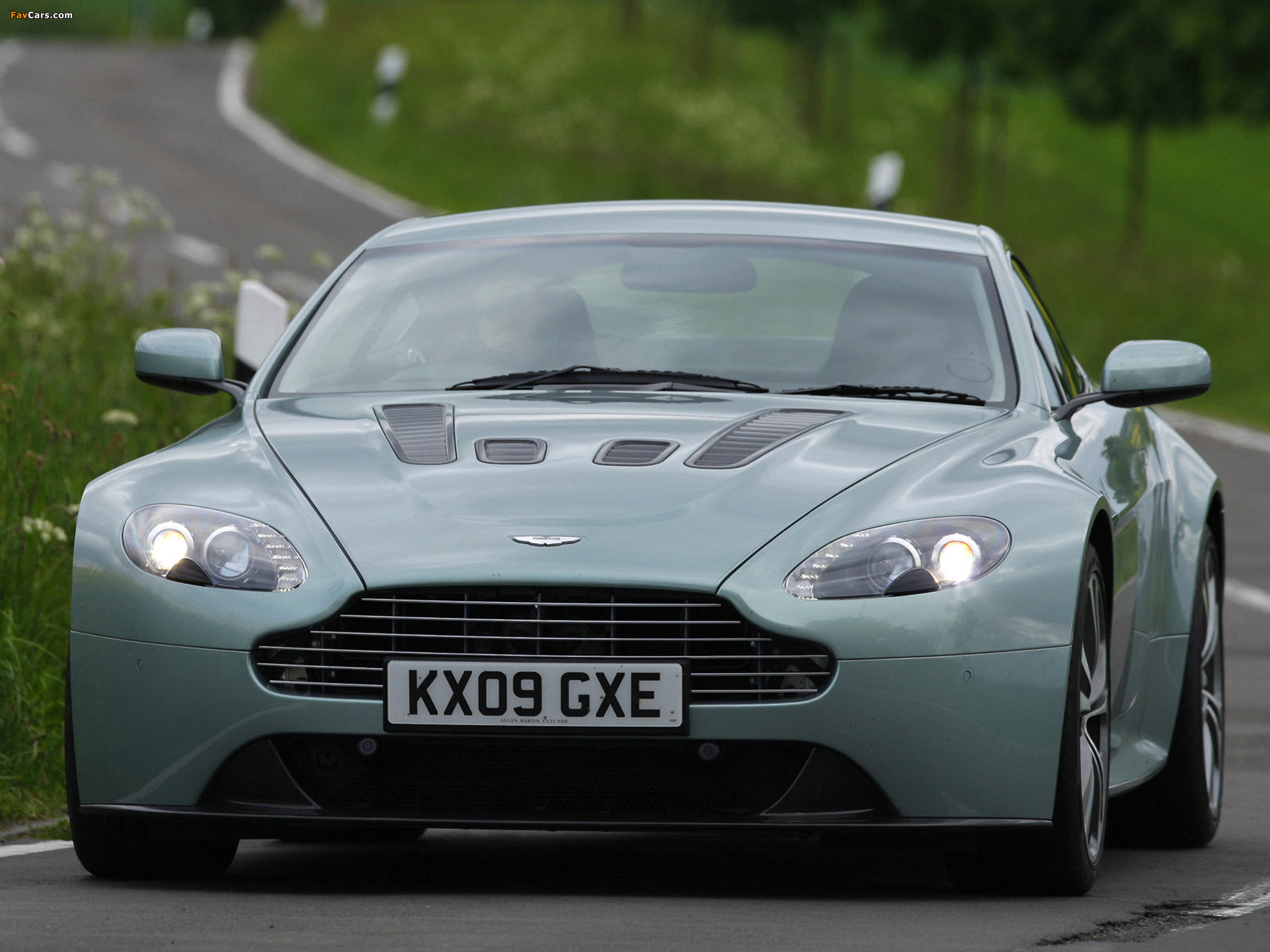 Images of Aston Martin V12 Vantage (2009) (2048 x 1536)
