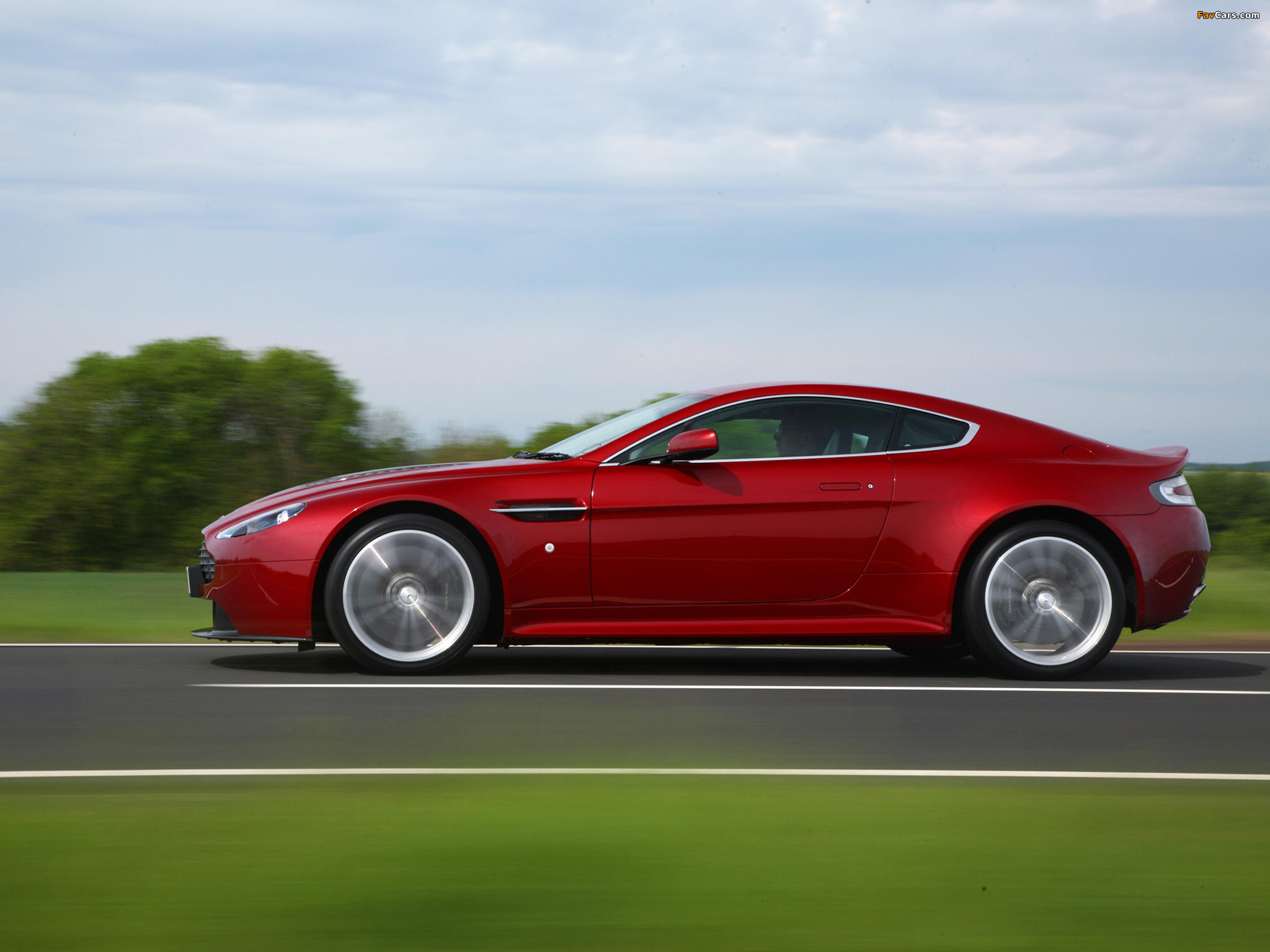 Images of Aston Martin V12 Vantage (2009) (2048 x 1536)