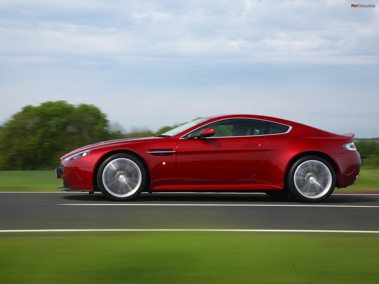 Images of Aston Martin V12 Vantage (2009) (1600 x 1200)