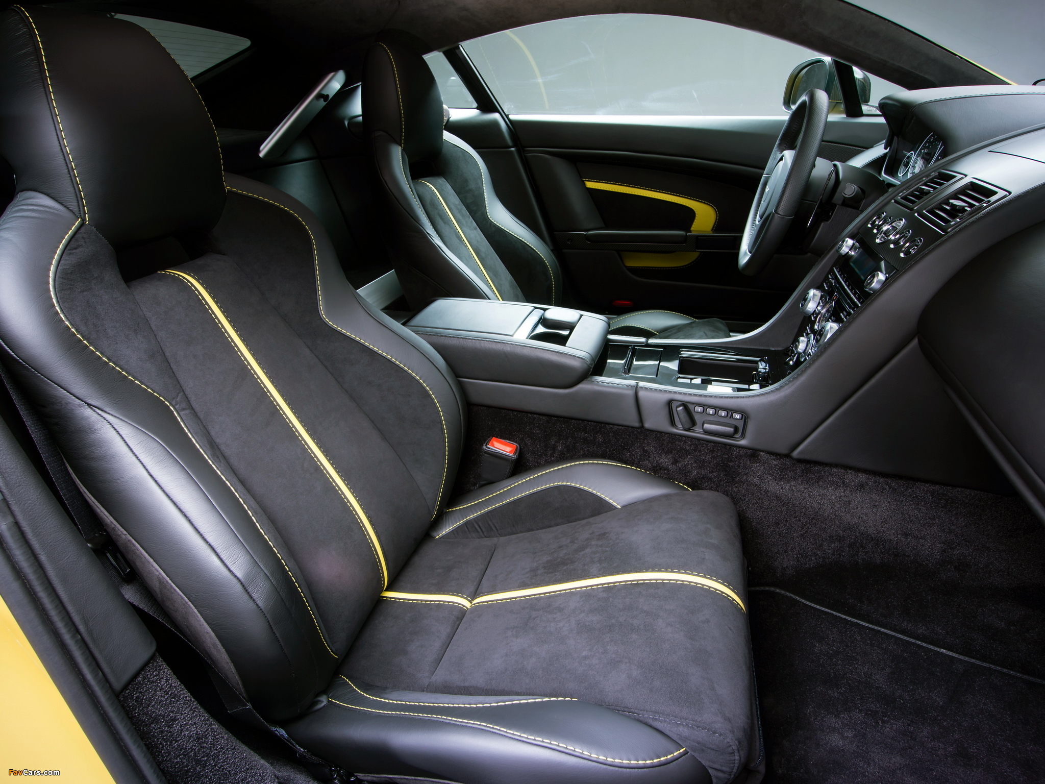 Images of Aston Martin V12 Vantage S 2013 (2048 x 1536)