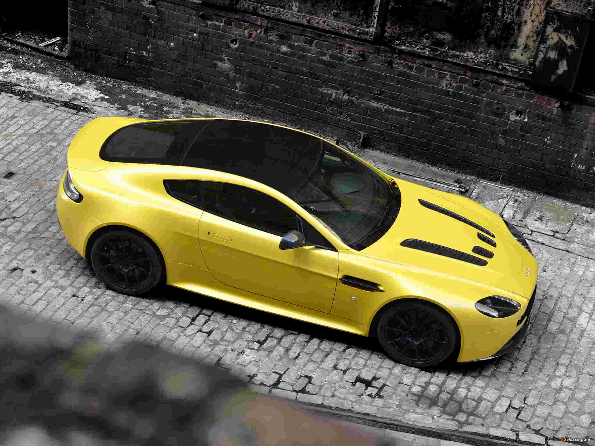 Photos of Aston Martin V12 Vantage S 2013 (2048 x 1536)