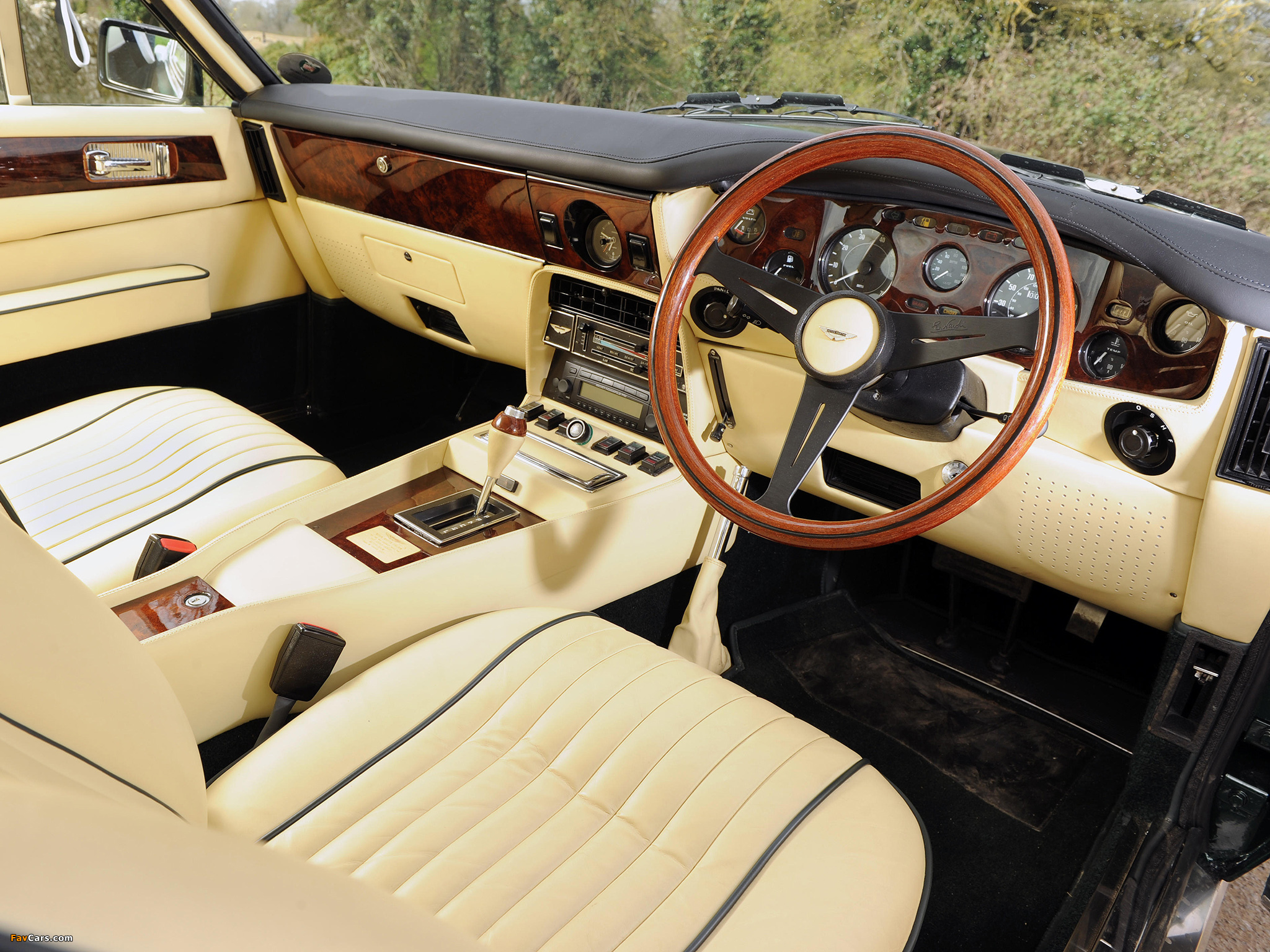 Aston Martin V8 Saloon (1972–1989) photos (2048 x 1536)