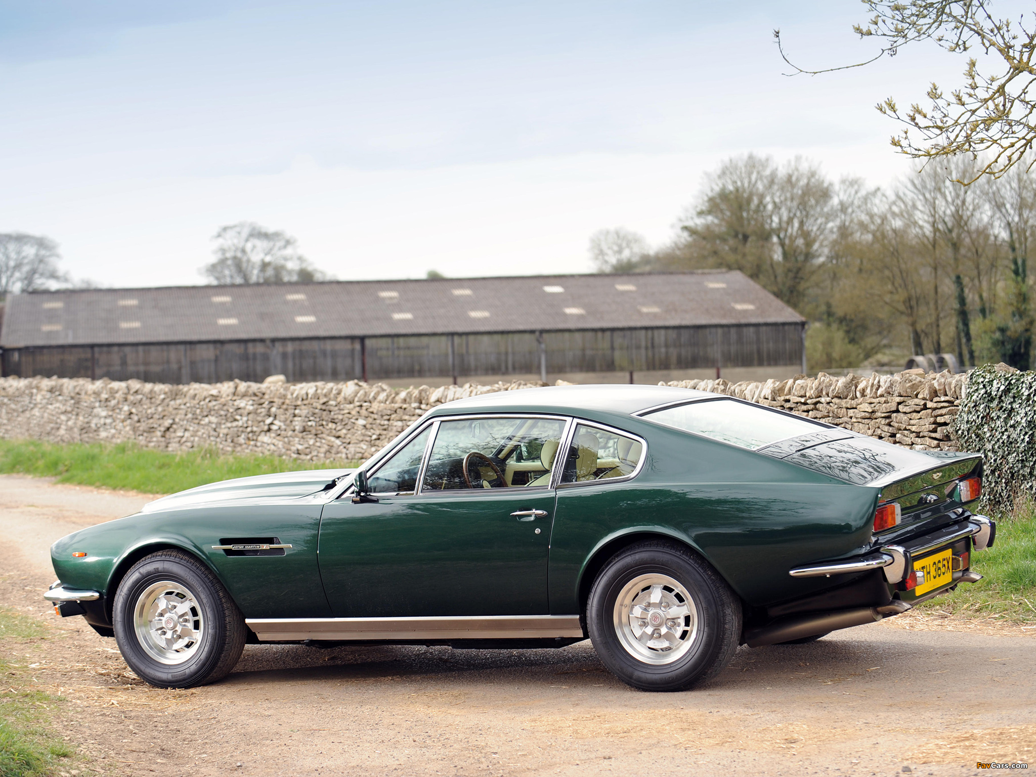 Aston Martin V8 Saloon (1972–1989) wallpapers (2048 x 1536)