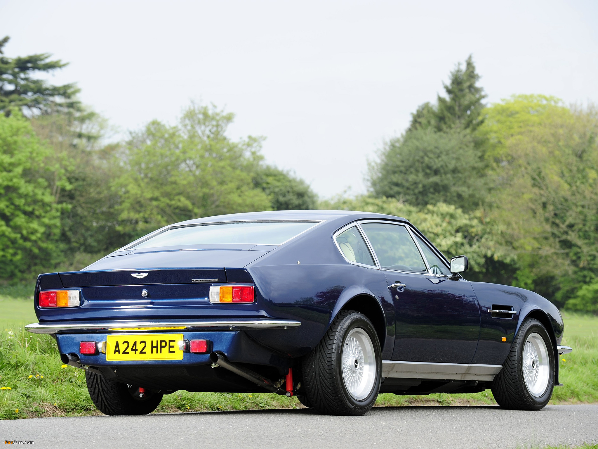 Aston Martin V8 Vantage UK-spec (1977–1989) photos (2048 x 1536)