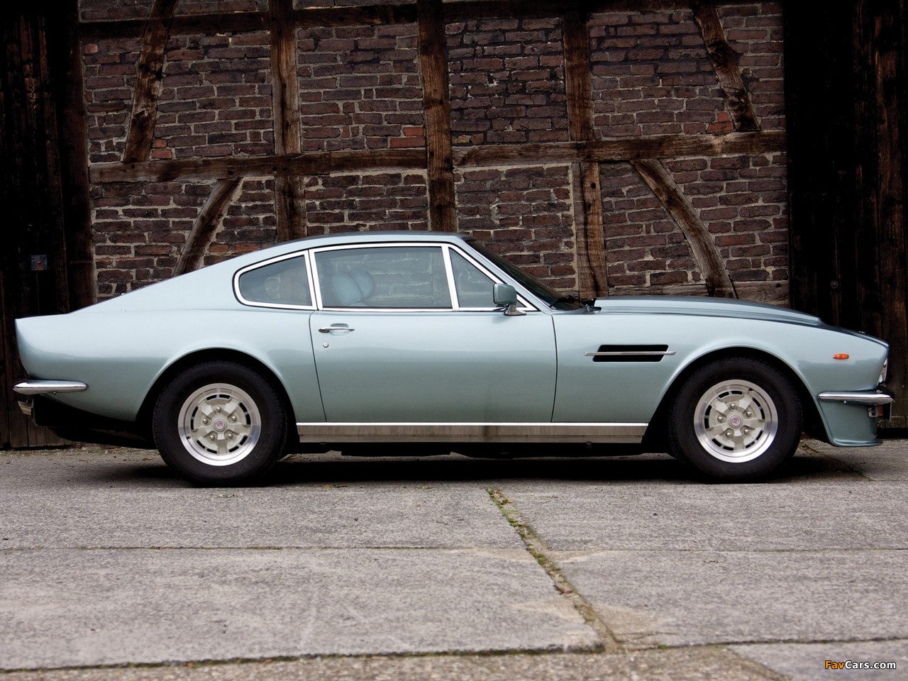 Aston Martin V8 Vantage UK-spec (1977–1989) photos (1280 x 960)