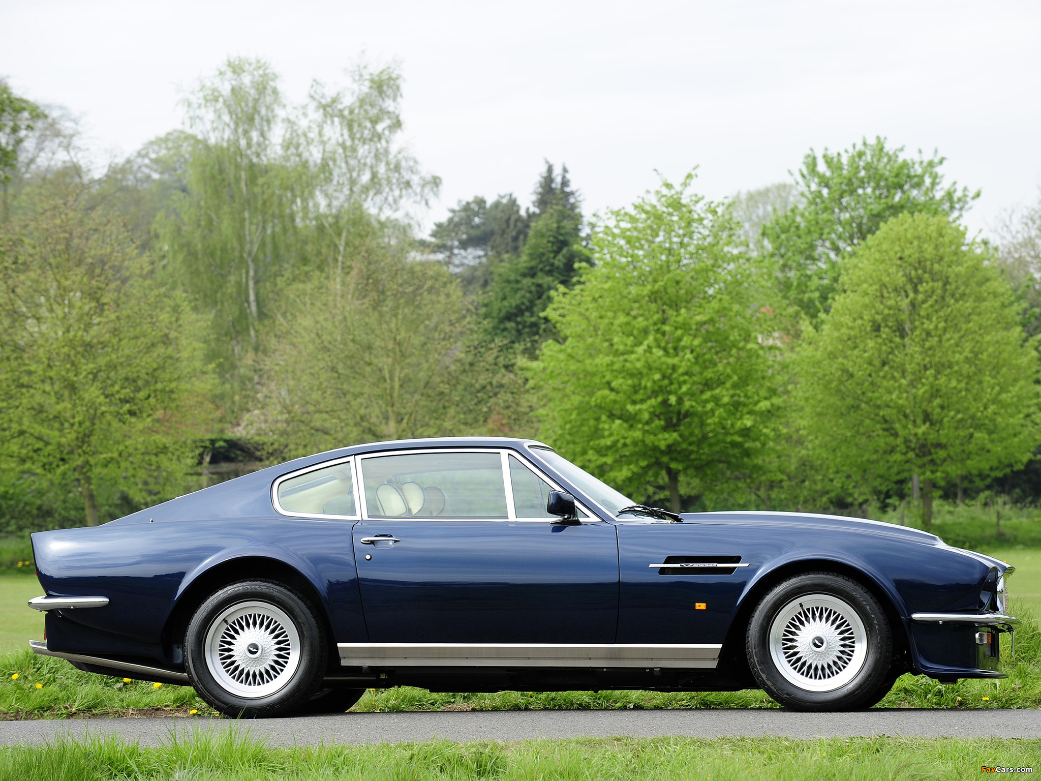 Aston Martin V8 Vantage UK-spec (1977–1989) pictures (2048 x 1536)