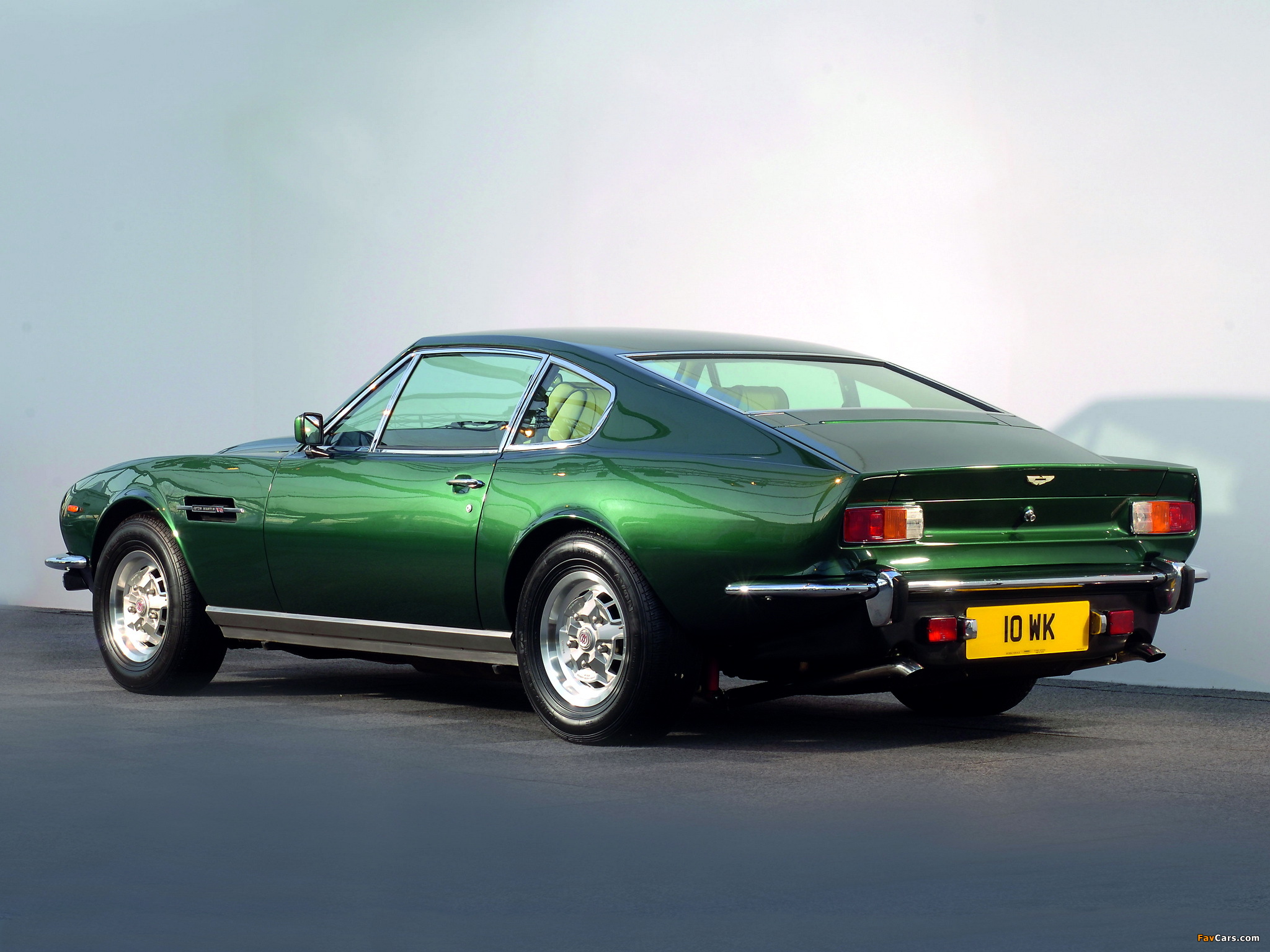 Aston Martin V8 Vantage UK-spec (1977–1989) pictures (2048 x 1536)