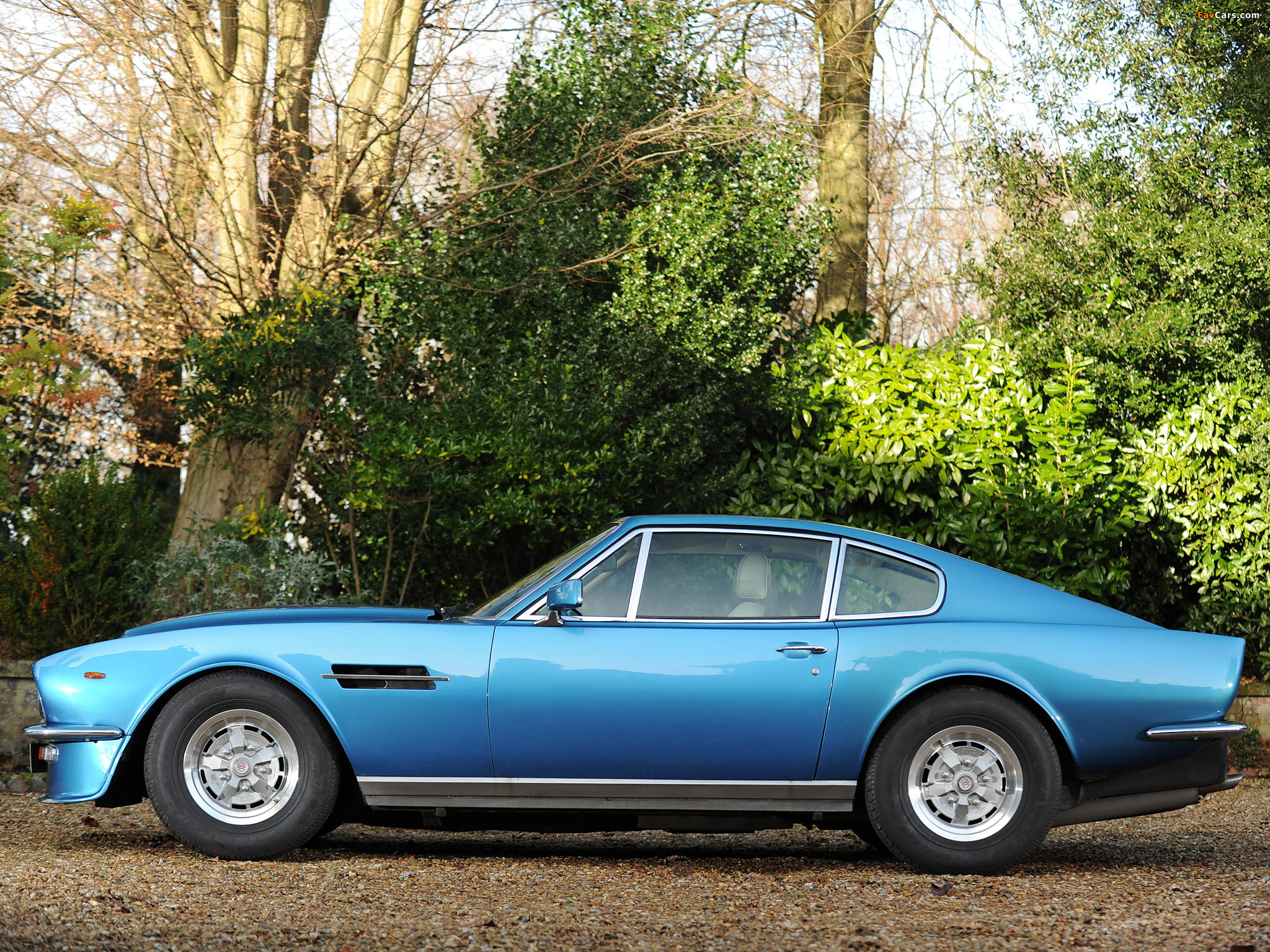 Aston Martin V8 Vantage UK-spec (1977–1989) wallpapers (2048 x 1536)