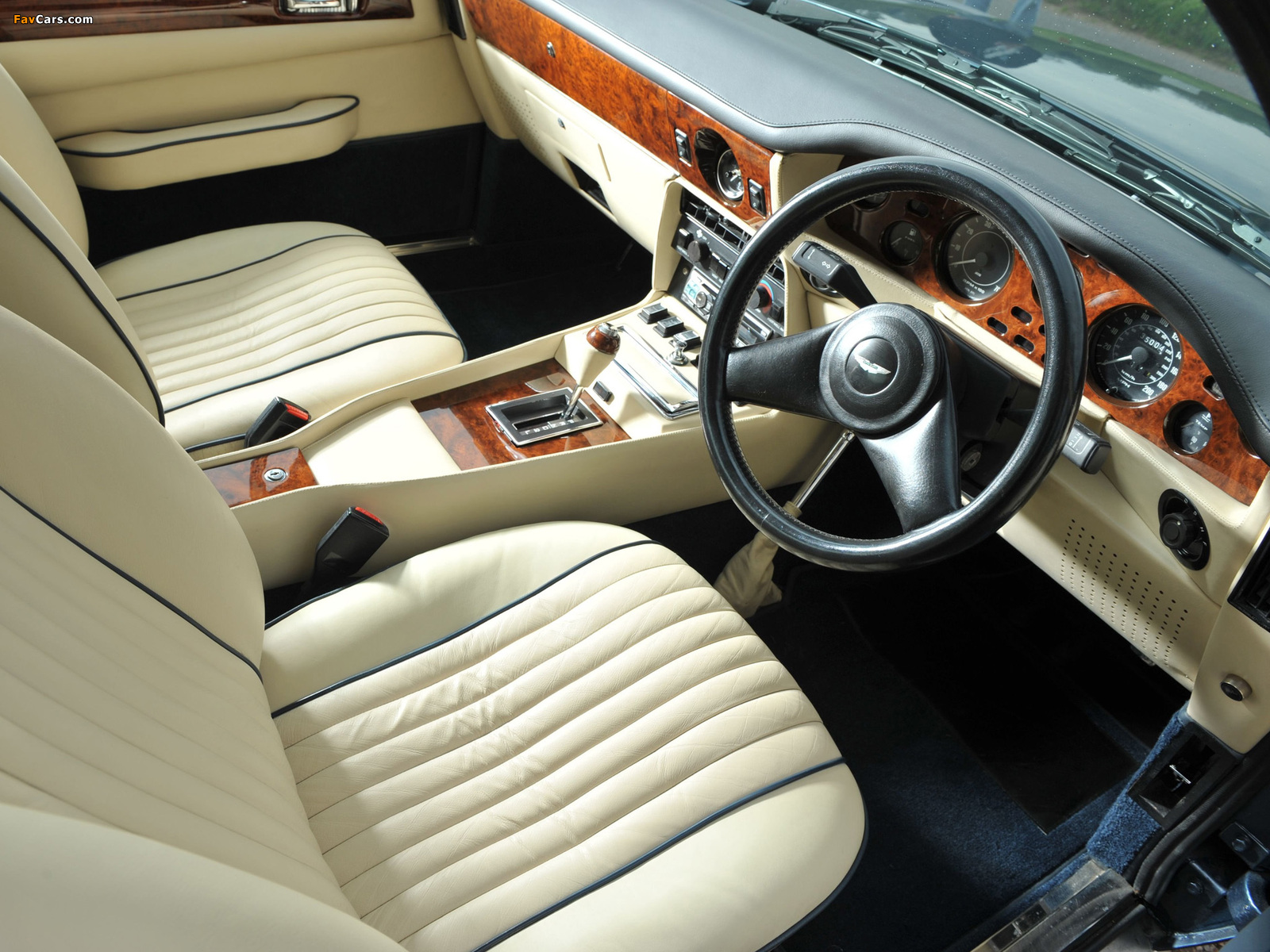Images of Aston Martin V8 Saloon (1972–1989) (1600 x 1200)