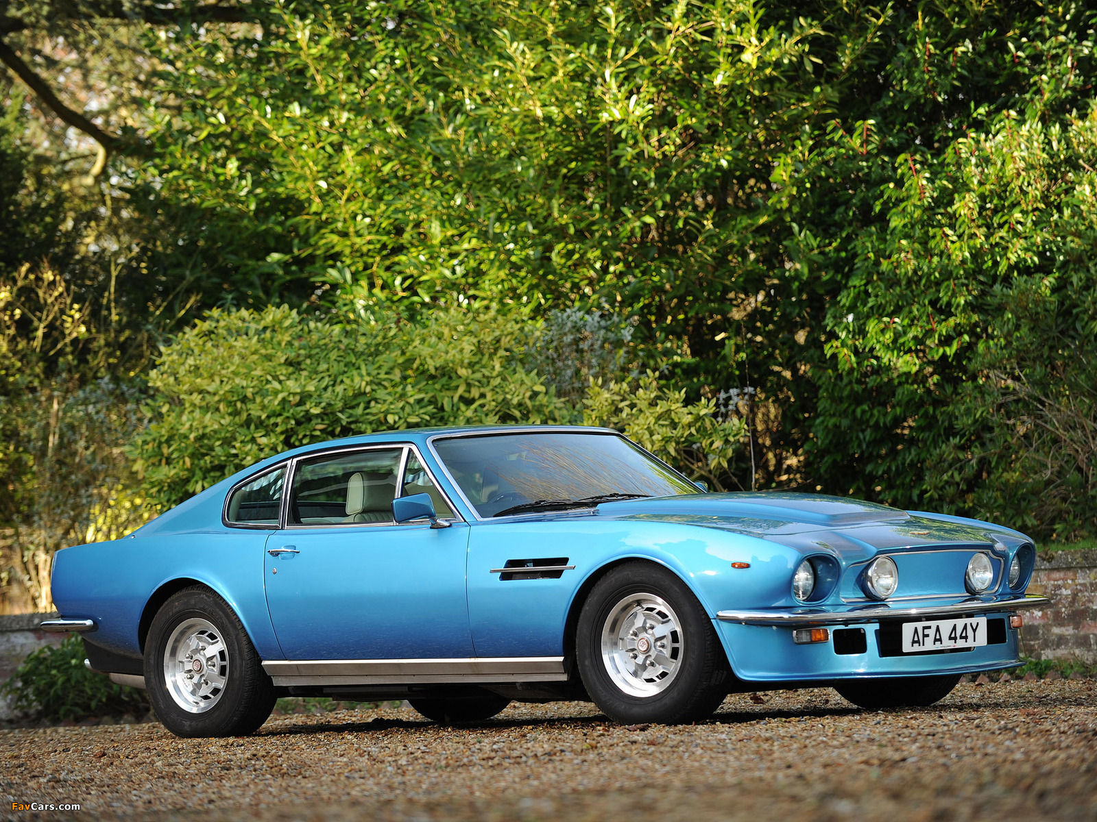 Images of Aston Martin V8 Vantage UK-spec (1977–1989) (1600 x 1200)