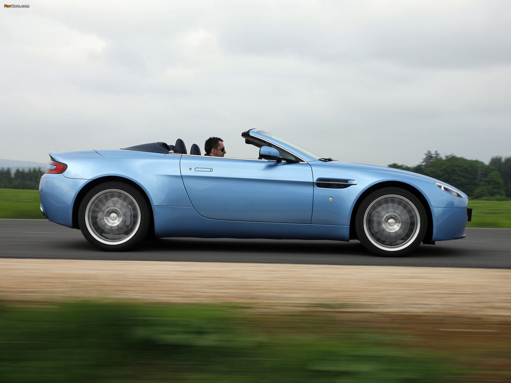Images of Aston Martin V8 Vantage Roadster (2008–2012) (2048 x 1536)