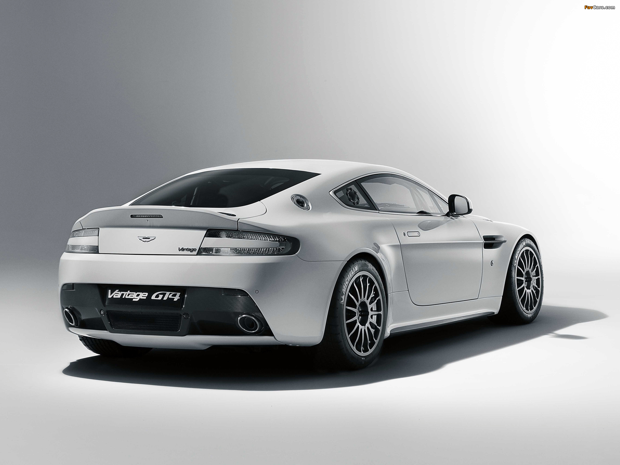 Images of Aston Martin V8 Vantage GT4 (2010) (2048 x 1536)