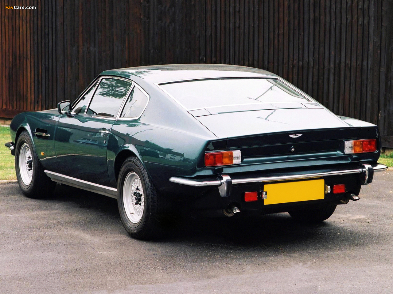 Photos of Aston Martin V8 Saloon (1972–1989) (1280 x 960)