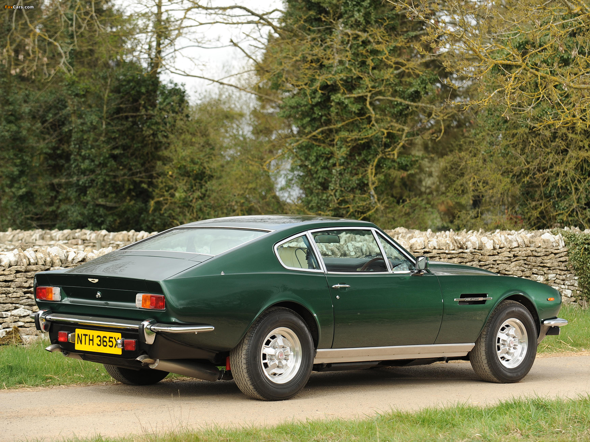 Photos of Aston Martin V8 Saloon (1972–1989) (2048 x 1536)