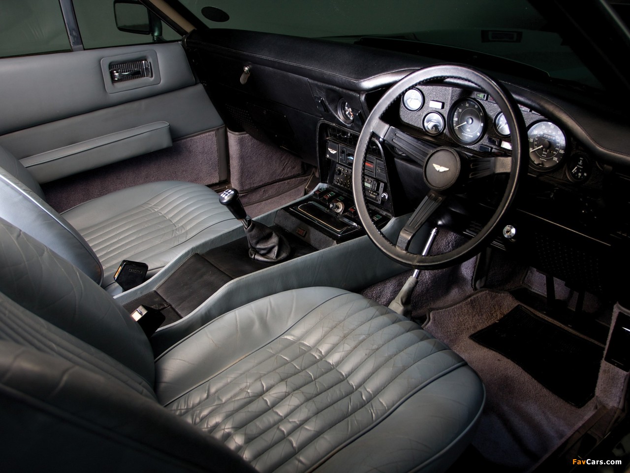 Photos of Aston Martin V8 Vantage UK-spec (1977–1989) (1280 x 960)