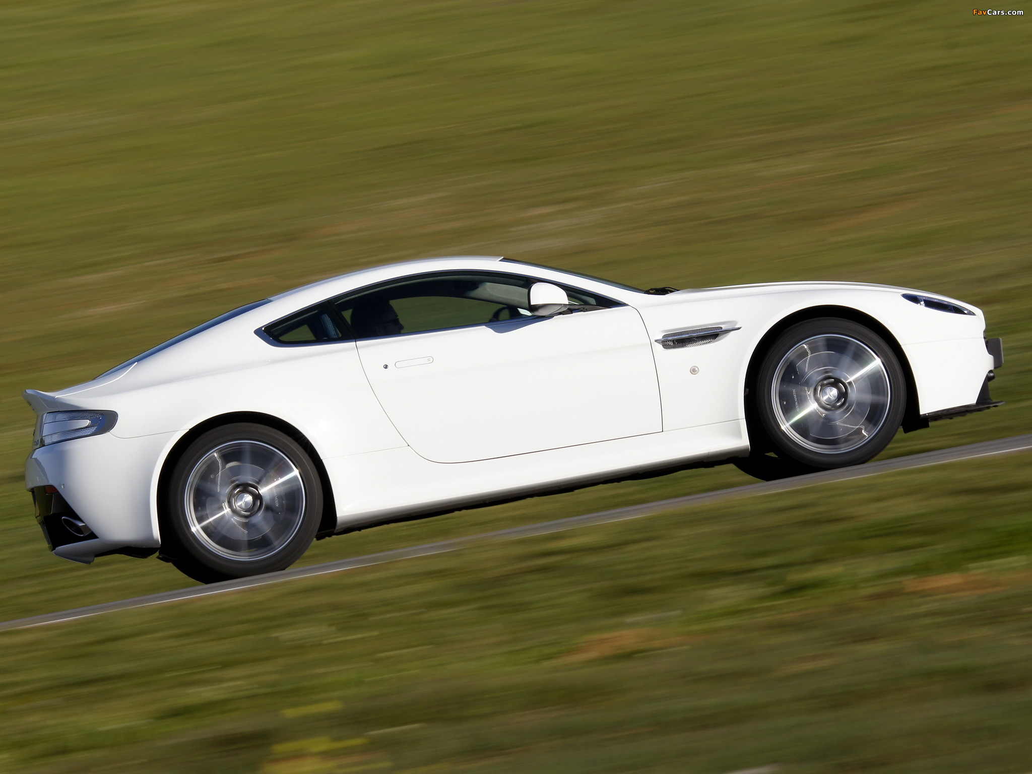 Photos of Aston Martin V8 Vantage S (2011) (2048 x 1536)