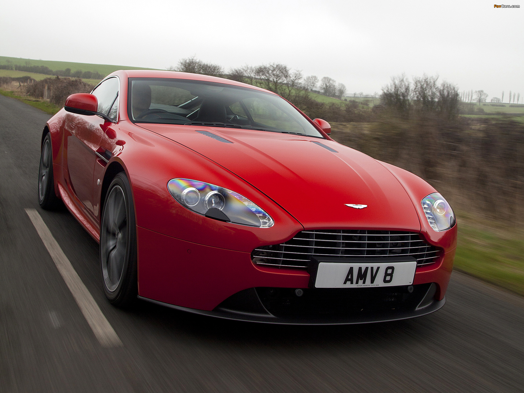 Photos of Aston Martin V8 Vantage UK-spec (2012) (2048 x 1536)