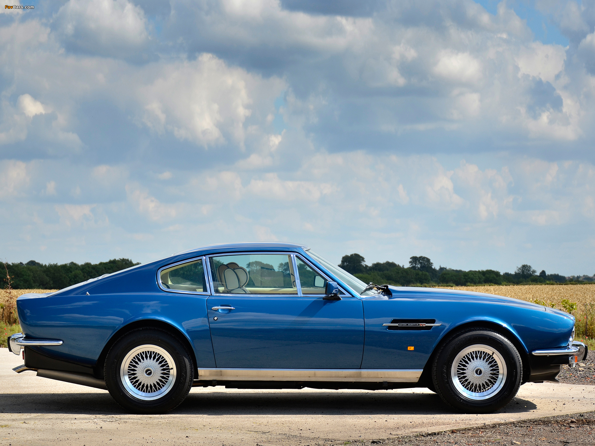 Photos of Aston Martin V8 Saloon (1972–1989) (2048 x 1536)