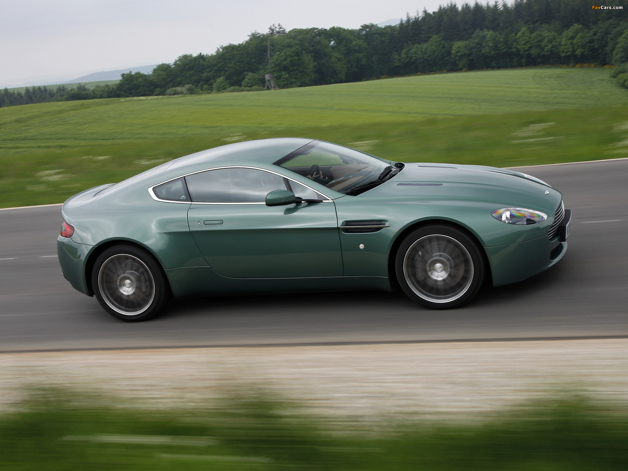 Photos of Aston Martin V8 Vantage (2008–2012) (2048 x 1536)
