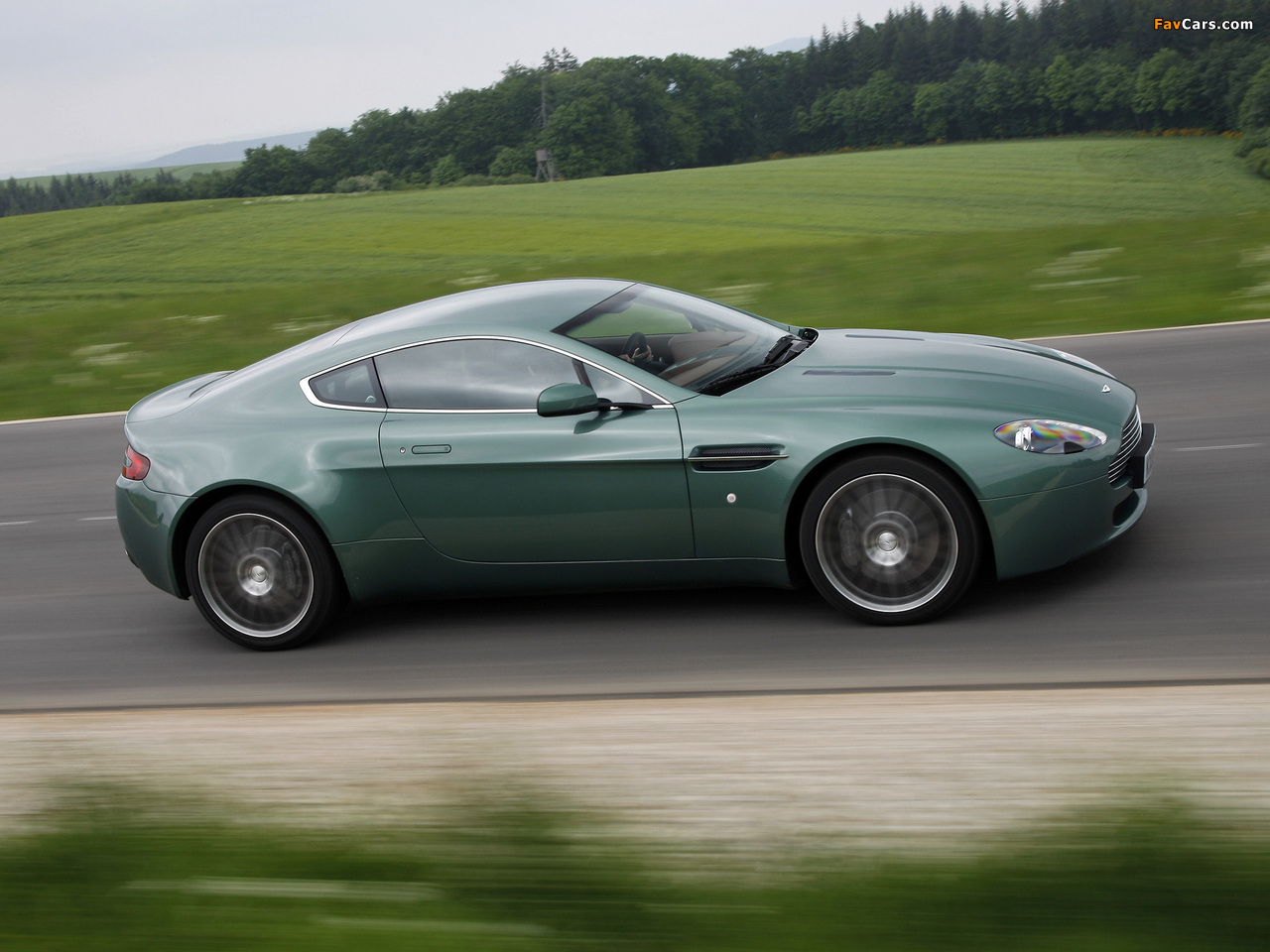 Photos of Aston Martin V8 Vantage (2008–2012) (1280 x 960)